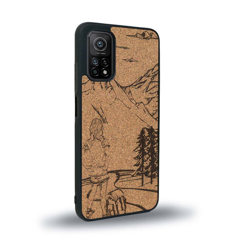 Coque de protection en bois véritable fabriquée en France pour Xiaomi Redmi Note 10 sur le thème de la randonnée en montagne et de l'aventure avec une gravure représentant une femme de dos face à un paysage de nature