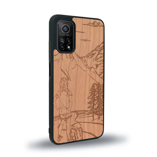 Coque de protection en bois véritable fabriquée en France pour Xiaomi Redmi Note 10 sur le thème de la randonnée en montagne et de l'aventure avec une gravure représentant une femme de dos face à un paysage de nature