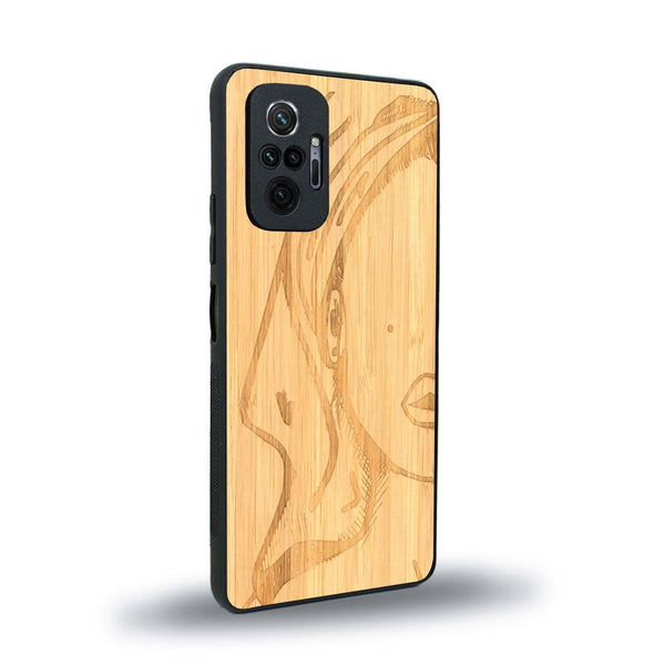 Coque de protection en bois véritable fabriquée en France pour Xiaomi Redmi Note 10 Pro représentant une silhouette féminine épurée de type line art en collaboration avec l'artiste Maud Dabs