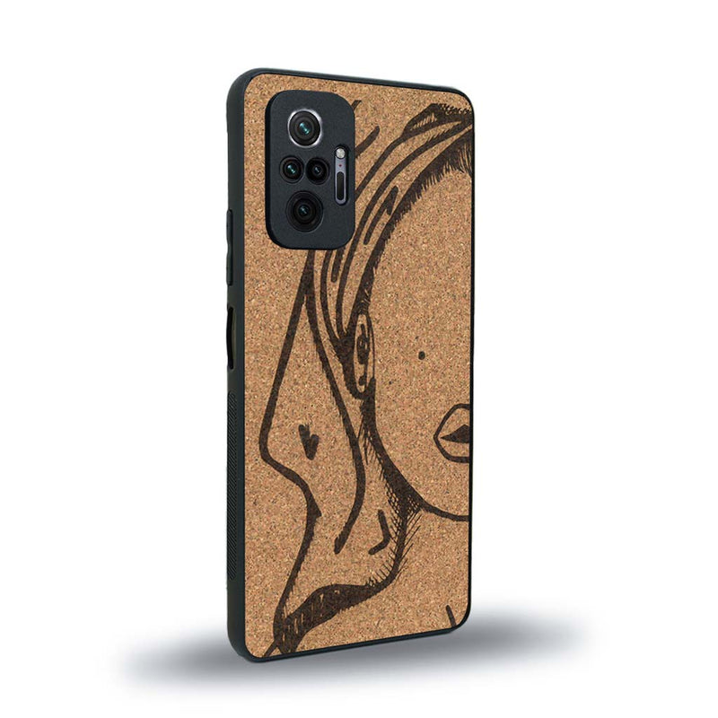 Coque de protection en bois véritable fabriquée en France pour Xiaomi Redmi Note 10 Pro représentant une silhouette féminine épurée de type line art en collaboration avec l'artiste Maud Dabs
