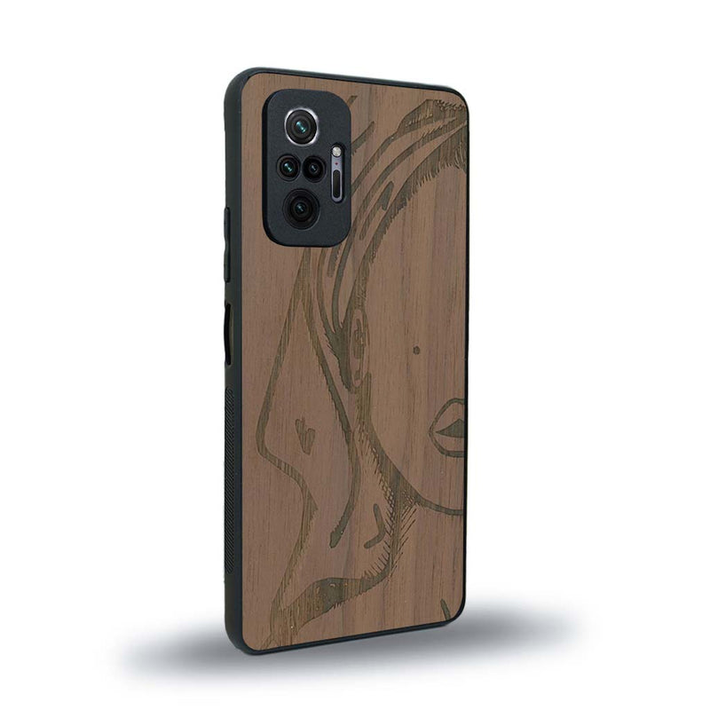 Coque de protection en bois véritable fabriquée en France pour Xiaomi Redmi Note 10 Pro représentant une silhouette féminine épurée de type line art en collaboration avec l'artiste Maud Dabs