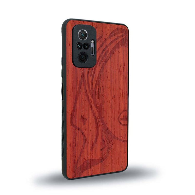 Coque de protection en bois véritable fabriquée en France pour Xiaomi Redmi Note 10 Pro représentant une silhouette féminine épurée de type line art en collaboration avec l'artiste Maud Dabs