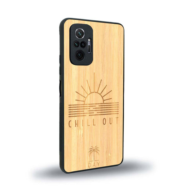 Coque de protection en bois véritable fabriquée en France pour Xiaomi Redmi Note 10 Pro sur le thème chill avec un motif représentant un couché de soleil sur l'océan et la phrase "Chill out"