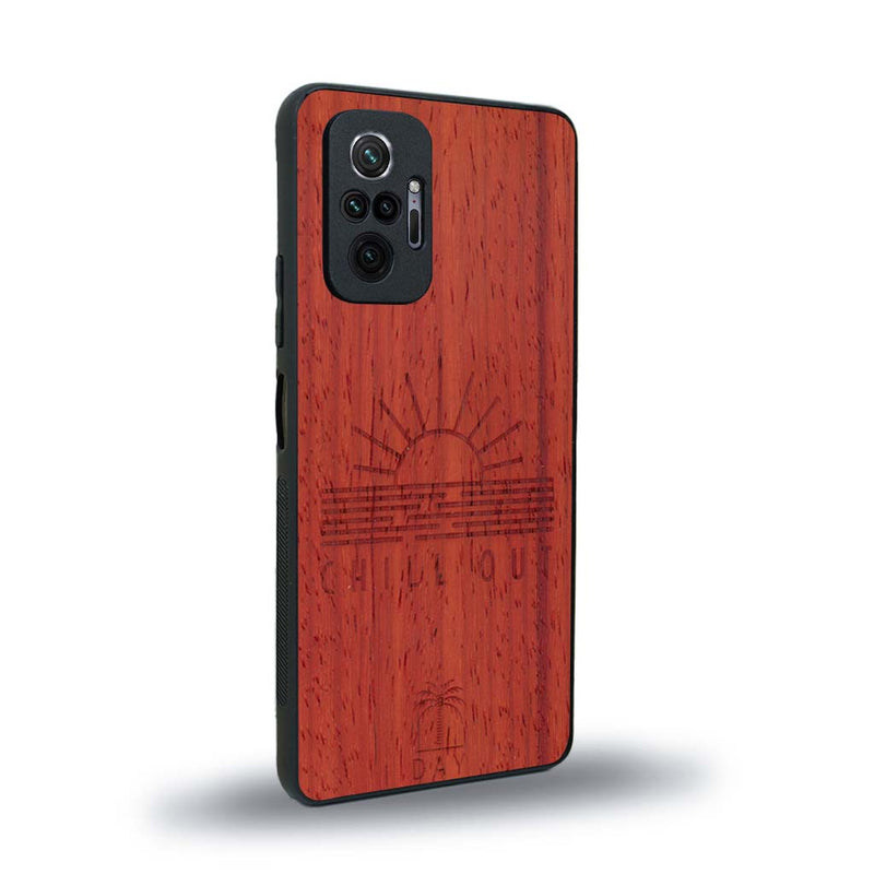 Coque de protection en bois véritable fabriquée en France pour Xiaomi Redmi Note 10 Pro sur le thème chill avec un motif représentant un couché de soleil sur l'océan et la phrase "Chill out"