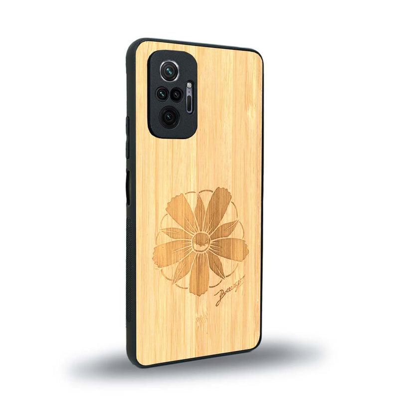 Coque de protection en bois véritable fabriquée en France pour Xiaomi Redmi Note 10 Pro sur le thème des fleurs et de la montagne avec un motif de gravure représentant les pétales d'une fleur des montagnes