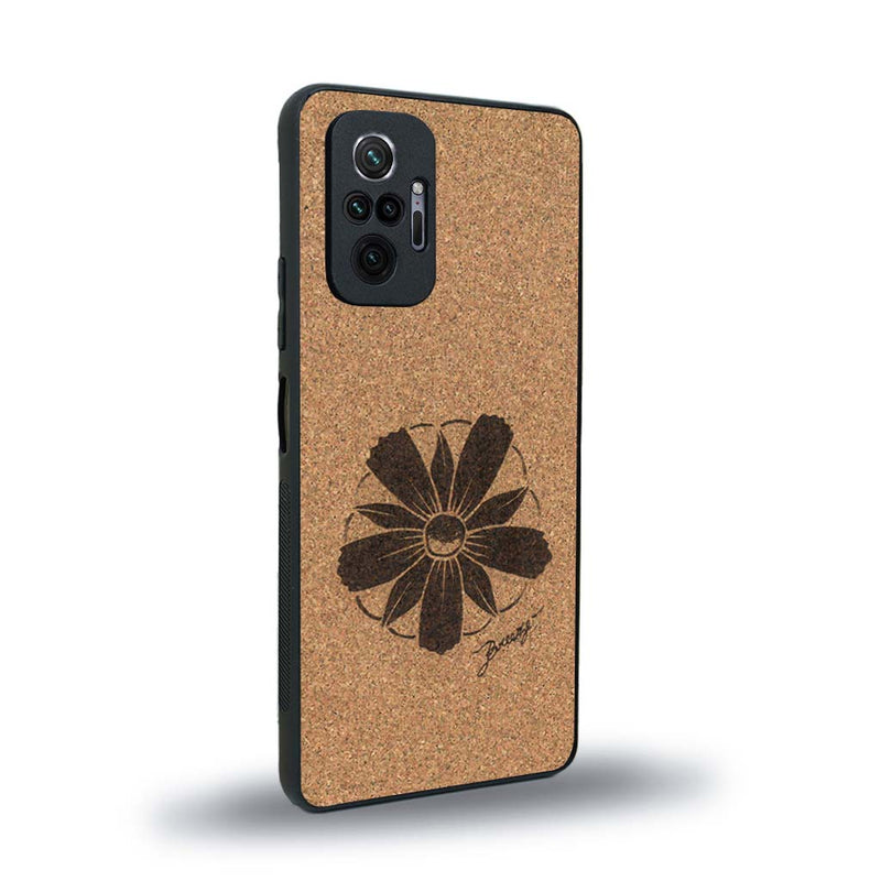 Coque de protection en bois véritable fabriquée en France pour Xiaomi Redmi Note 10 Pro sur le thème des fleurs et de la montagne avec un motif de gravure représentant les pétales d'une fleur des montagnes