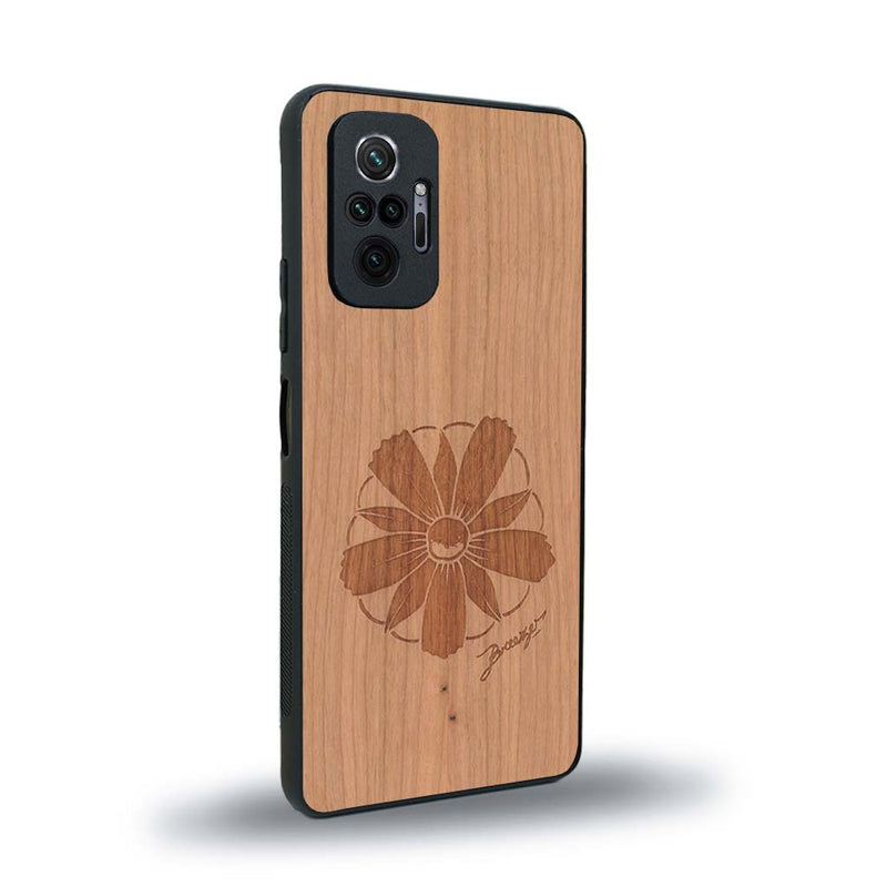 Coque de protection en bois véritable fabriquée en France pour Xiaomi Redmi Note 10 Pro sur le thème des fleurs et de la montagne avec un motif de gravure représentant les pétales d'une fleur des montagnes