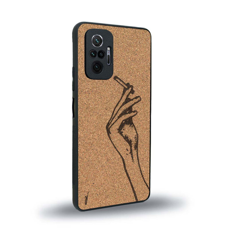 Coque de protection en bois véritable fabriquée en France pour Xiaomi Redmi Note 10 Pro représentant une main de femme tenant une cigarette de type line art en collaboration avec l'artiste Maud Dabs