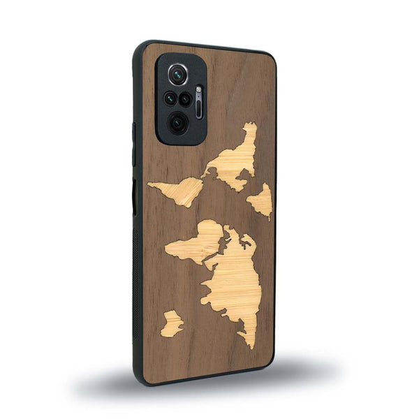 Coque de protection en bois véritable fabriquée en France pour Xiaomi Redmi Note 10 Pro alliant du bambou et du noyer sur le thème du voyage et de l'aventure représentant une mappemonde