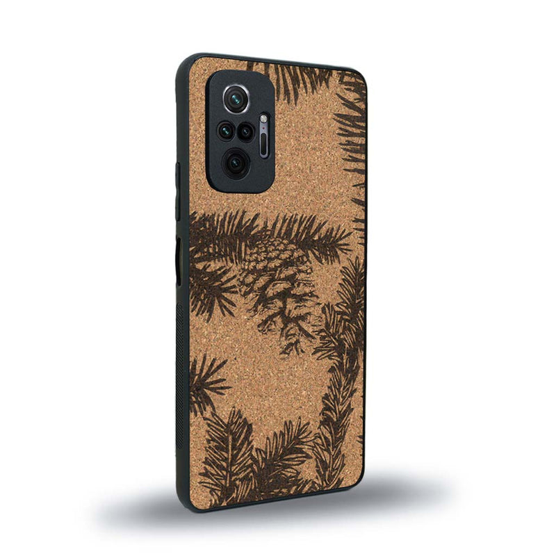 Coque de protection en bois véritable fabriquée en France pour Xiaomi Redmi Note 10 Pro sur le thème de la nature des arbres avec un motif de gravure représentant des épines de sapin et des pommes de pin