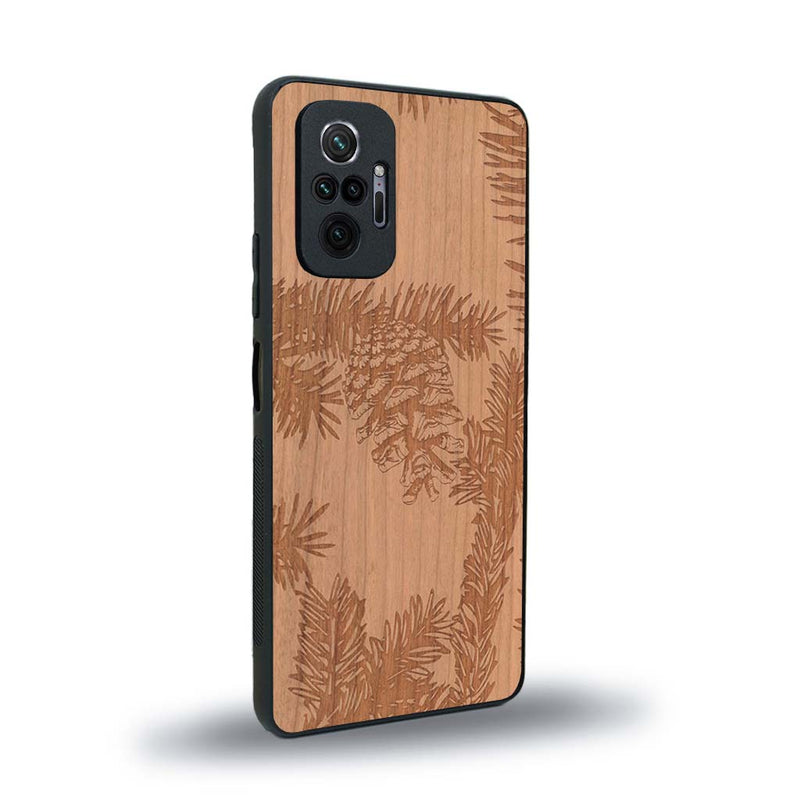 Coque de protection en bois véritable fabriquée en France pour Xiaomi Redmi Note 10 Pro sur le thème de la nature des arbres avec un motif de gravure représentant des épines de sapin et des pommes de pin