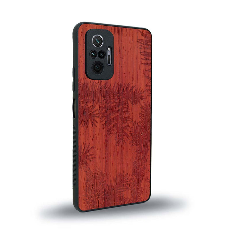 Coque de protection en bois véritable fabriquée en France pour Xiaomi Redmi Note 10 Pro sur le thème de la nature des arbres avec un motif de gravure représentant des épines de sapin et des pommes de pin