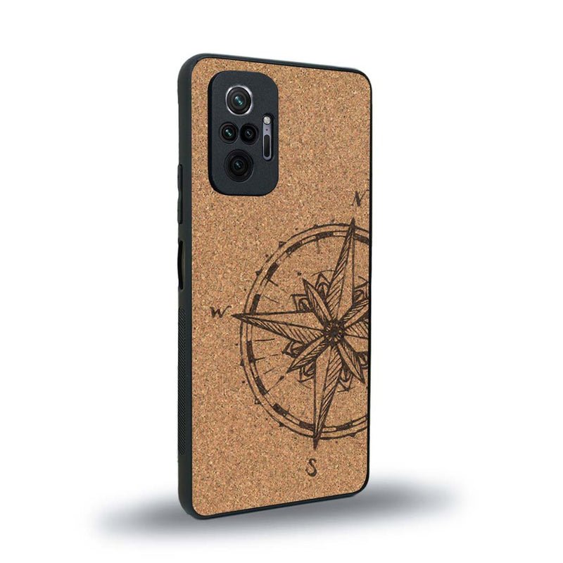 Coque de protection en bois véritable fabriquée en France pour Xiaomi Redmi Note 10 Pro avec une gravure "rose des vents" sur le thème nautique et de l'océan qui s'inspire des boussoles de pirate