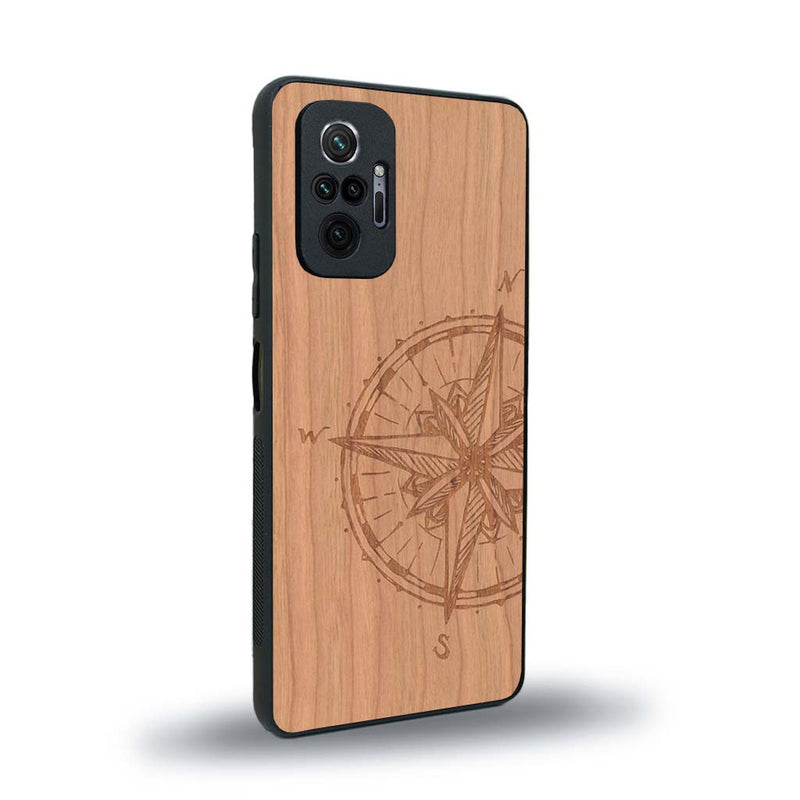 Coque de protection en bois véritable fabriquée en France pour Xiaomi Redmi Note 10 Pro avec une gravure "rose des vents" sur le thème nautique et de l'océan qui s'inspire des boussoles de pirate