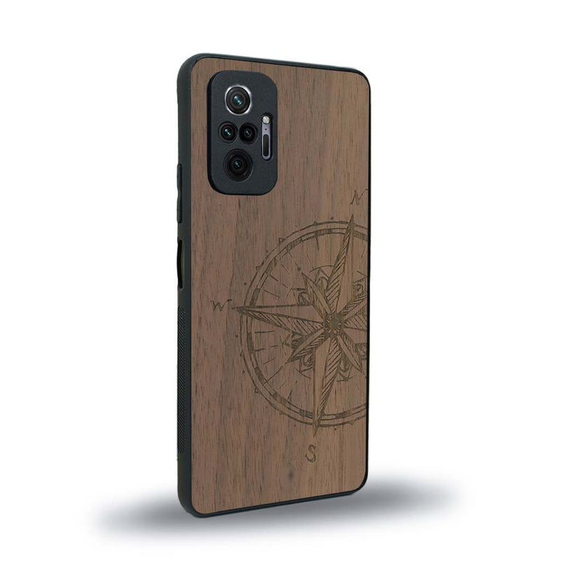 Coque de protection en bois véritable fabriquée en France pour Xiaomi Redmi Note 10 Pro avec une gravure "rose des vents" sur le thème nautique et de l'océan qui s'inspire des boussoles de pirate