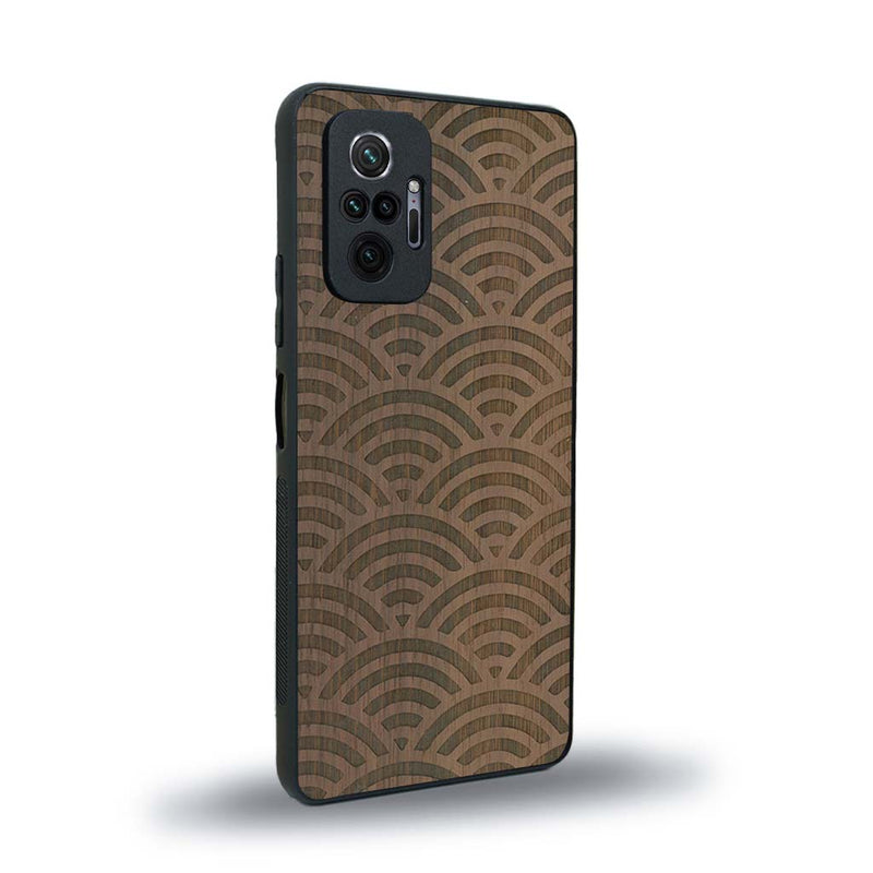 Coque de protection en bois véritable fabriquée en France pour Xiaomi Redmi Note 10 Pro baptisée "La Sinjak" avec un motif de gravure abstrait représentant la répétition d'un symbole wifi