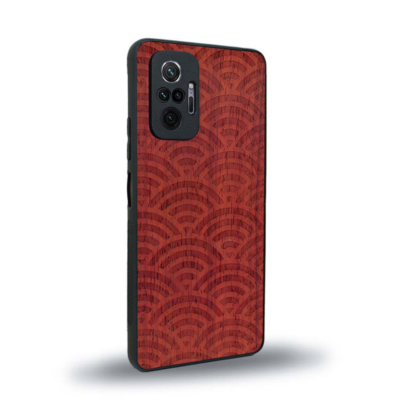 Coque de protection en bois véritable fabriquée en France pour Xiaomi Redmi Note 10 Pro baptisée "La Sinjak" avec un motif de gravure abstrait représentant la répétition d'un symbole wifi