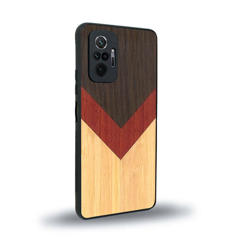 Coque de protection en bois véritable fabriquée en France pour Xiaomi Redmi Note 10 Pro alliant du chêne fumé, du padouk et du bambou en forme de chevron sur le thème de l'art abstrait
