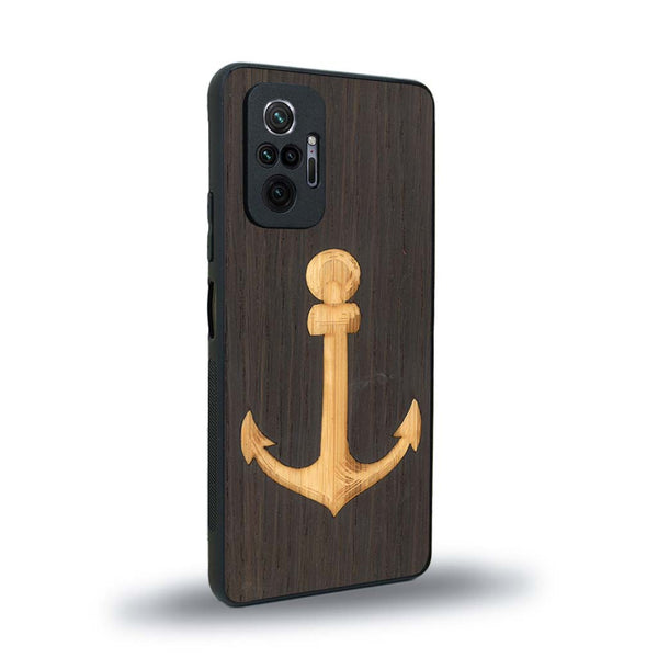 Coque de protection en bois véritable fabriquée en France pour Xiaomi Redmi Note 10 Pro sur le thème nautique avec un bois clair et un bois foncé représentant une ancre de bateau