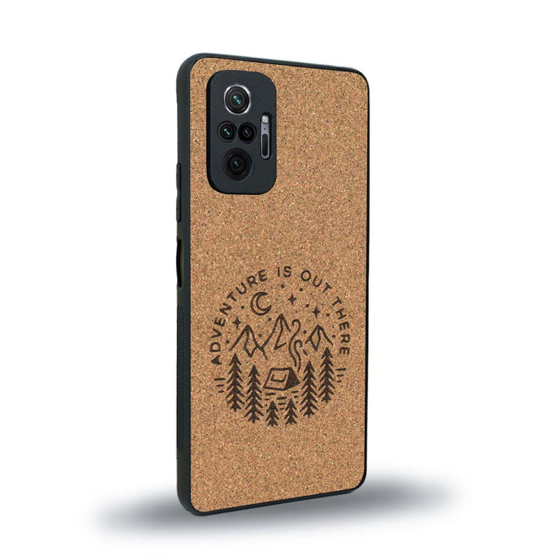 Coque de protection en bois véritable fabriquée en France pour Xiaomi Redmi Note 10 Pro sur le thème du camping en pleine nature et du bivouac avec la phrase "Aventure is out there"