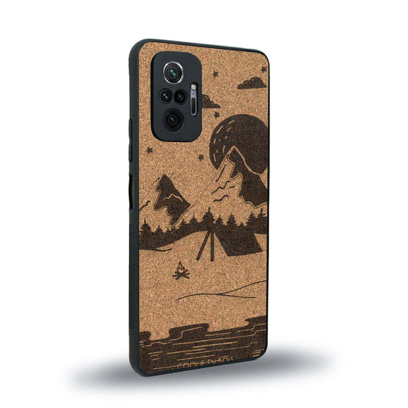 Coque de protection en bois véritable fabriquée en France pour Xiaomi Redmi Note 10 Pro sur le thème du camping en pleine nature représentant une tente avec un feu de camp entouré de montagnes