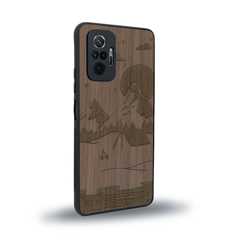 Coque de protection en bois véritable fabriquée en France pour Xiaomi Redmi Note 10 Pro sur le thème du camping en pleine nature représentant une tente avec un feu de camp entouré de montagnes