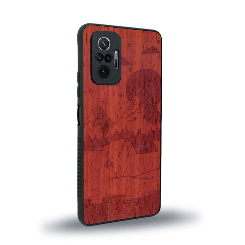 Coque de protection en bois véritable fabriquée en France pour Xiaomi Redmi Note 10 Pro sur le thème du camping en pleine nature représentant une tente avec un feu de camp entouré de montagnes