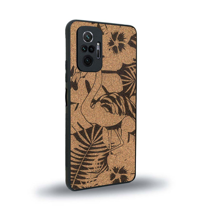 Coque de protection en bois véritable fabriquée en France pour Xiaomi Redmi Note 10 Pro sur le thème de la nature et des animaux représentant un flamant rose entre des fougères
