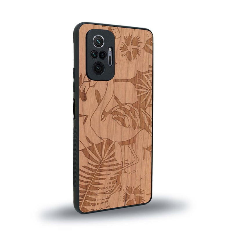 Coque de protection en bois véritable fabriquée en France pour Xiaomi Redmi Note 10 Pro sur le thème de la nature et des animaux représentant un flamant rose entre des fougères