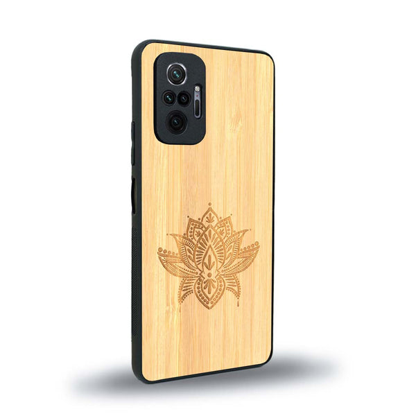 Coque de protection en bois véritable fabriquée en France pour Xiaomi Redmi Note 10 Pro sur le thème de la nature et du yoga avec une gravure zen représentant une fleur de lotus