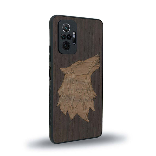 Coque de protection en bois véritable fabriquée en France pour Xiaomi Redmi Note 10 Pro alliant du chêne fumé et du noyer représentant une tête de loup géométrique de profil sur le thème des animaux et de la nature