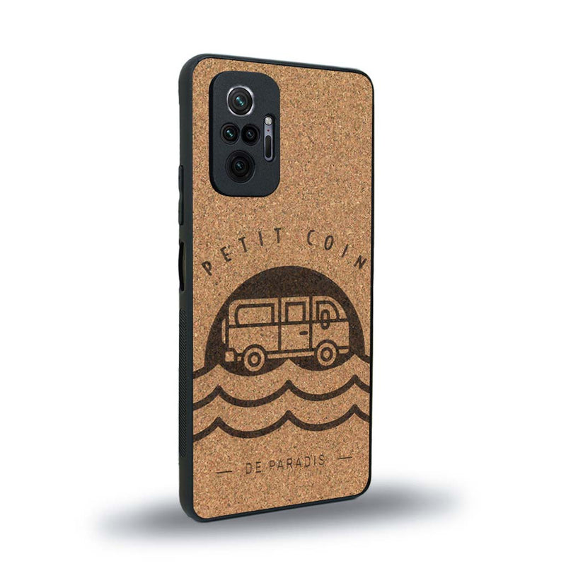 Coque de protection en bois véritable fabriquée en France pour Xiaomi Redmi Note 10 Pro sur le thème des voyages en vans, vanlife et chill avec une gravure représentant un van vw combi devant le soleil couchant sur une plage avec des vagues