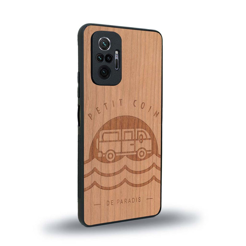 Coque de protection en bois véritable fabriquée en France pour Xiaomi Redmi Note 10 Pro sur le thème des voyages en vans, vanlife et chill avec une gravure représentant un van vw combi devant le soleil couchant sur une plage avec des vagues