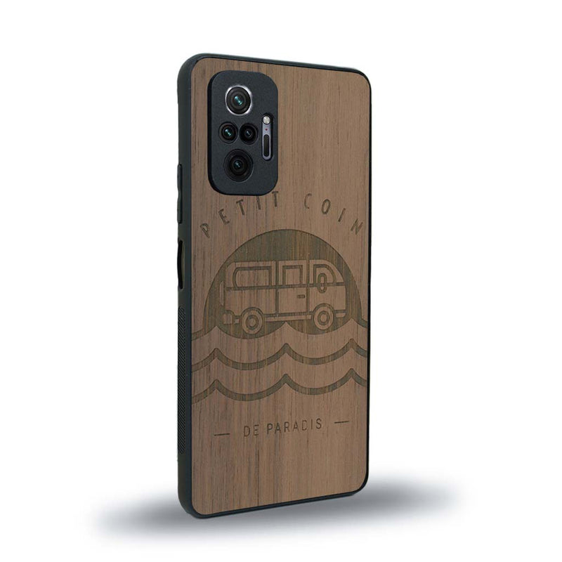 Coque de protection en bois véritable fabriquée en France pour Xiaomi Redmi Note 10 Pro sur le thème des voyages en vans, vanlife et chill avec une gravure représentant un van vw combi devant le soleil couchant sur une plage avec des vagues