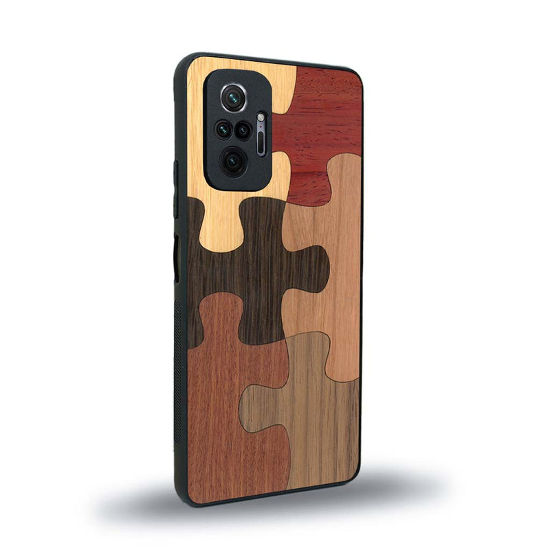 Coque de protection en bois véritable fabriquée en France pour Xiaomi Redmi Note 10 Pro représentant un puzzle en six pièces qui allie du chêne fumé, du noyer, du bambou, du padouk, du merisier et de l'acajou