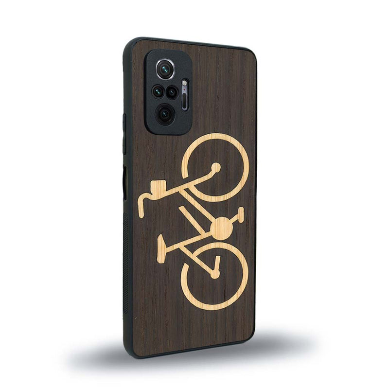 Coque de protection en bois véritable fabriquée en France pour Xiaomi Redmi Note 10 Pro sur le theme du vélo et de l'outdoor qui allie du bambou et du chêne fumé représentant un vélo
