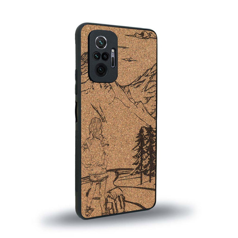 Coque de protection en bois véritable fabriquée en France pour Xiaomi Redmi Note 10 Pro sur le thème de la randonnée en montagne et de l'aventure avec une gravure représentant une femme de dos face à un paysage de nature