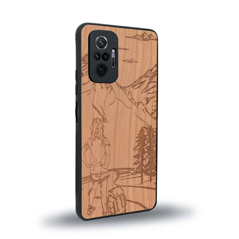 Coque de protection en bois véritable fabriquée en France pour Xiaomi Redmi Note 10 Pro sur le thème de la randonnée en montagne et de l'aventure avec une gravure représentant une femme de dos face à un paysage de nature