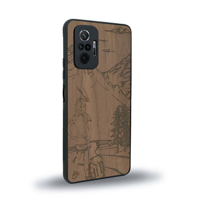 Coque de protection en bois véritable fabriquée en France pour Xiaomi Redmi Note 10 Pro sur le thème de la randonnée en montagne et de l'aventure avec une gravure représentant une femme de dos face à un paysage de nature