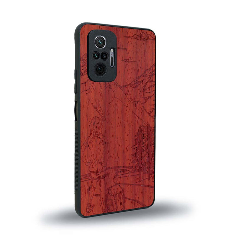 Coque de protection en bois véritable fabriquée en France pour Xiaomi Redmi Note 10 Pro sur le thème de la randonnée en montagne et de l'aventure avec une gravure représentant une femme de dos face à un paysage de nature