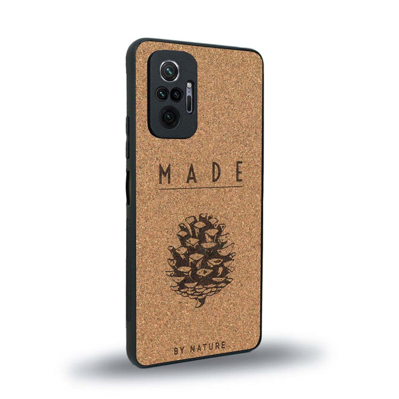 Coque de protection en bois véritable fabriquée en France pour Xiaomi Redmi Note 10 Pro sur le thème de la nature et des arbres avec une gravure représentant une pomme de pin et la phrase "made by nature"