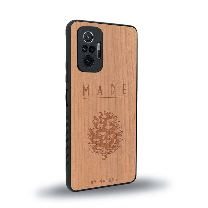 Coque de protection en bois véritable fabriquée en France pour Xiaomi Redmi Note 10 Pro sur le thème de la nature et des arbres avec une gravure représentant une pomme de pin et la phrase "made by nature"