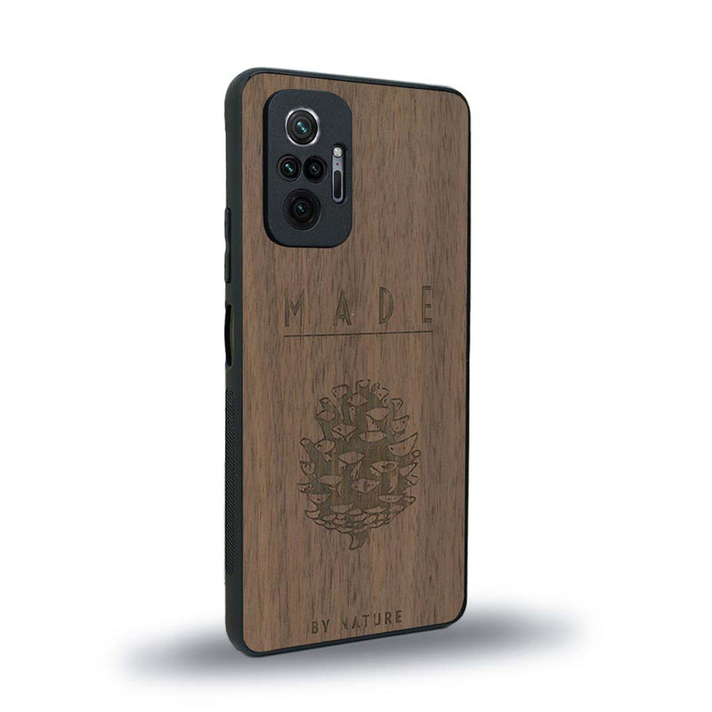 Coque de protection en bois véritable fabriquée en France pour Xiaomi Redmi Note 10 Pro sur le thème de la nature et des arbres avec une gravure représentant une pomme de pin et la phrase "made by nature"