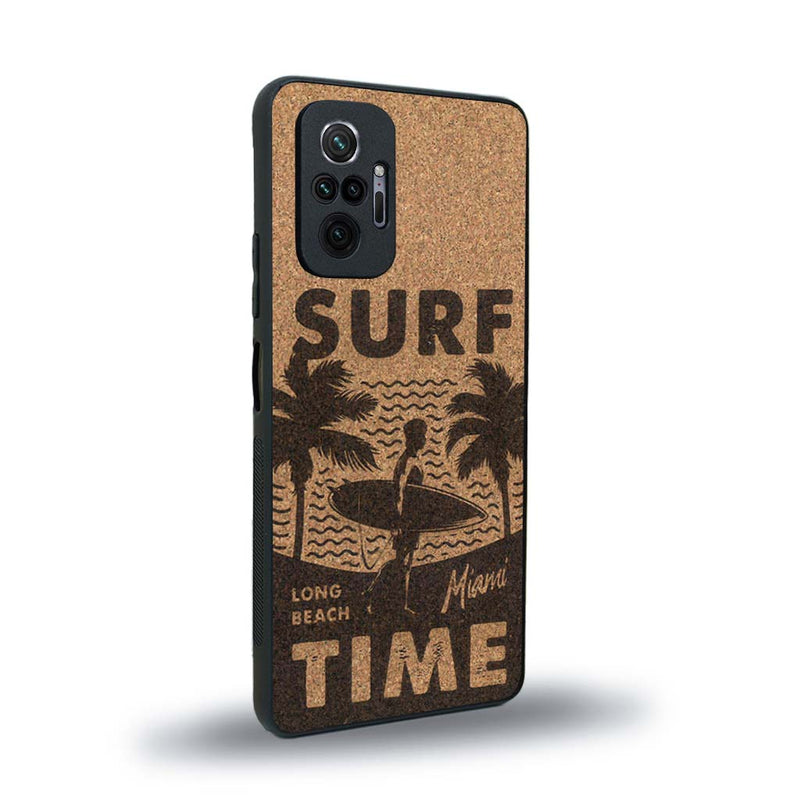 Coque de protection en bois véritable fabriquée en France pour Xiaomi Redmi Note 10 Pro sur le thème chill avec un motif représentant une silouhette tenant une planche de surf sur une plage entouré de palmiers et les mots "Surf Time Long Beach Miami"