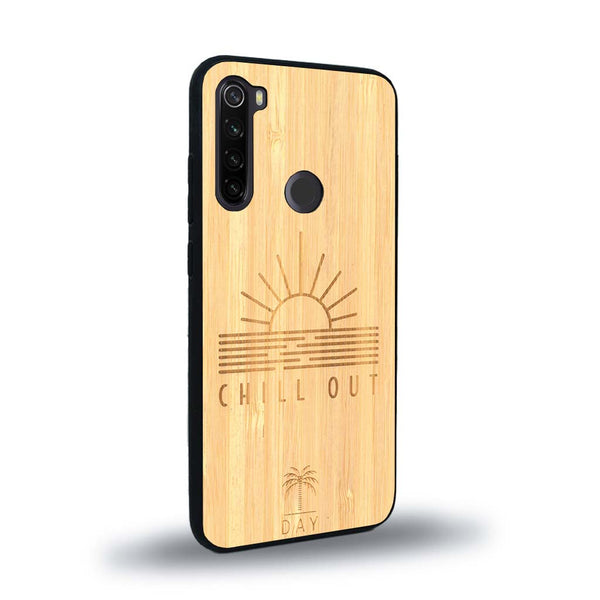 Coque de protection en bois véritable fabriquée en France pour Xiaomi Redmi Note 8 sur le thème chill avec un motif représentant un couché de soleil sur l'océan et la phrase "Chill out"