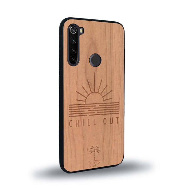 Coque de protection en bois véritable fabriquée en France pour Xiaomi Redmi Note 8 sur le thème chill avec un motif représentant un couché de soleil sur l'océan et la phrase "Chill out"