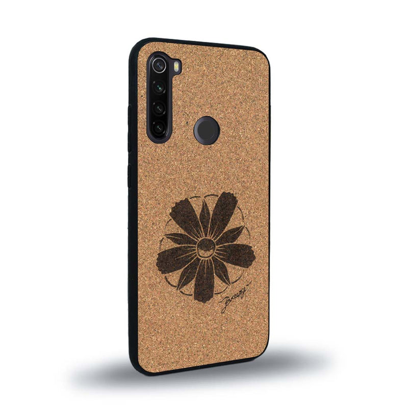 Coque de protection en bois véritable fabriquée en France pour Xiaomi Redmi Note 8 sur le thème des fleurs et de la montagne avec un motif de gravure représentant les pétales d'une fleur des montagnes