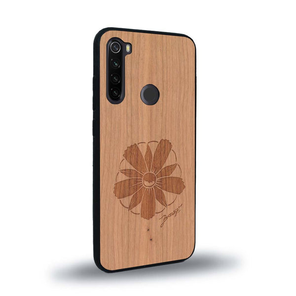 Coque de protection en bois véritable fabriquée en France pour Xiaomi Redmi Note 8 sur le thème des fleurs et de la montagne avec un motif de gravure représentant les pétales d'une fleur des montagnes