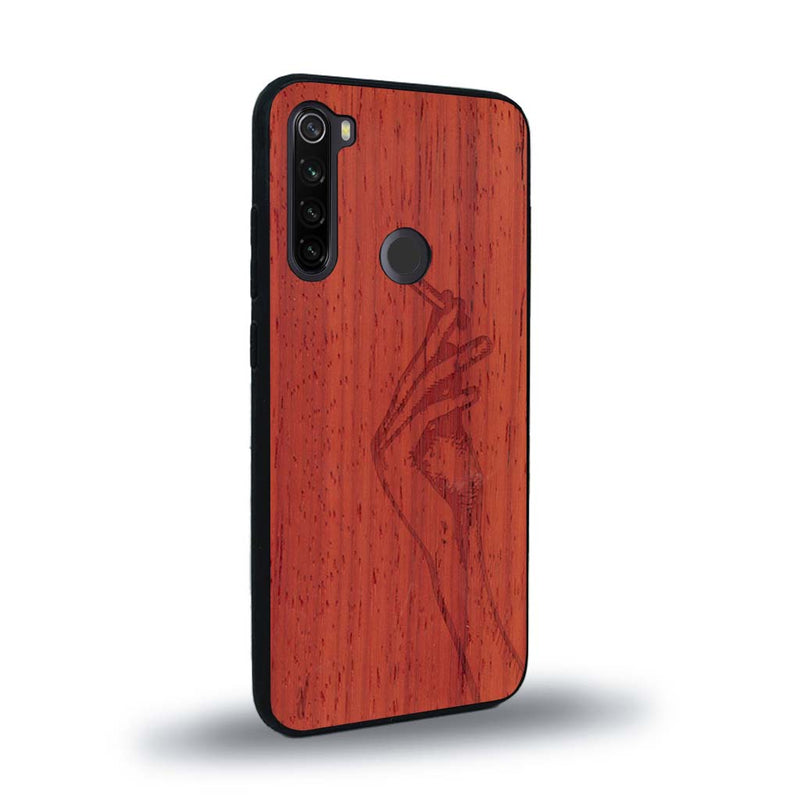 Coque de protection en bois véritable fabriquée en France pour Xiaomi Redmi Note 8 représentant une main de femme tenant une cigarette de type line art en collaboration avec l'artiste Maud Dabs