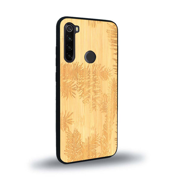 Coque de protection en bois véritable fabriquée en France pour Xiaomi Redmi Note 8 sur le thème de la nature des arbres avec un motif de gravure représentant des épines de sapin et des pommes de pin